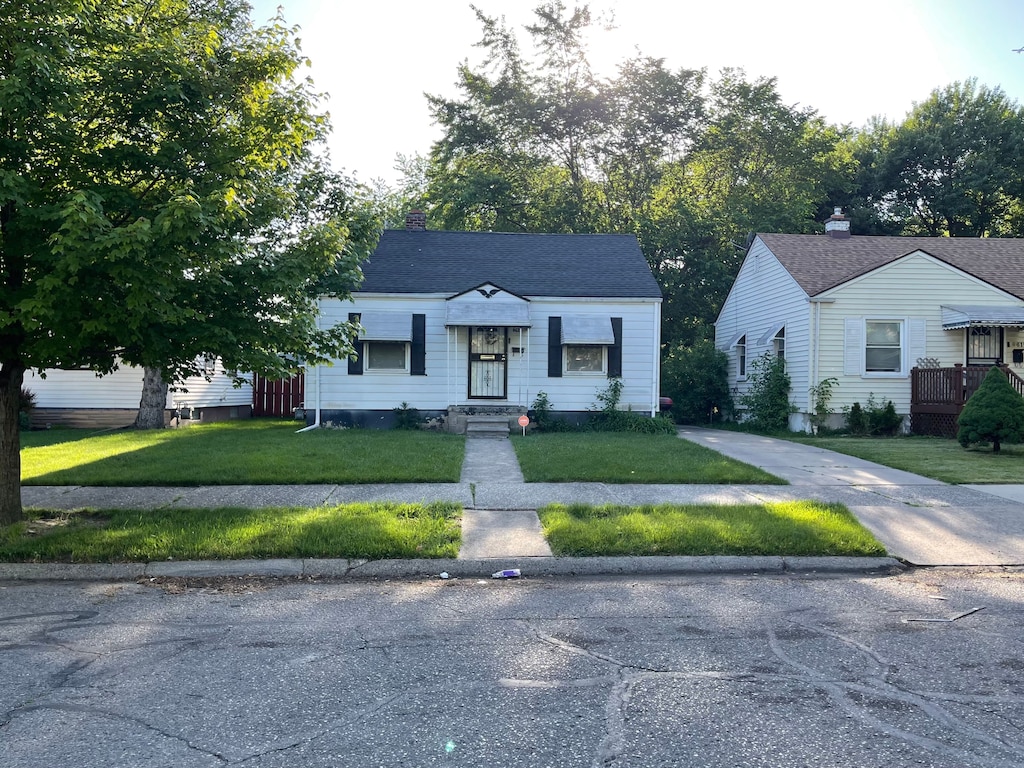 view of front of property featuring a front lawn