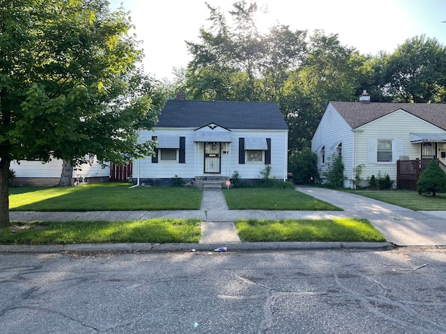 view of front of property featuring a front lawn