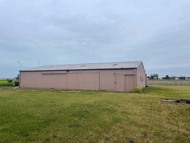 view of yard featuring an outdoor structure