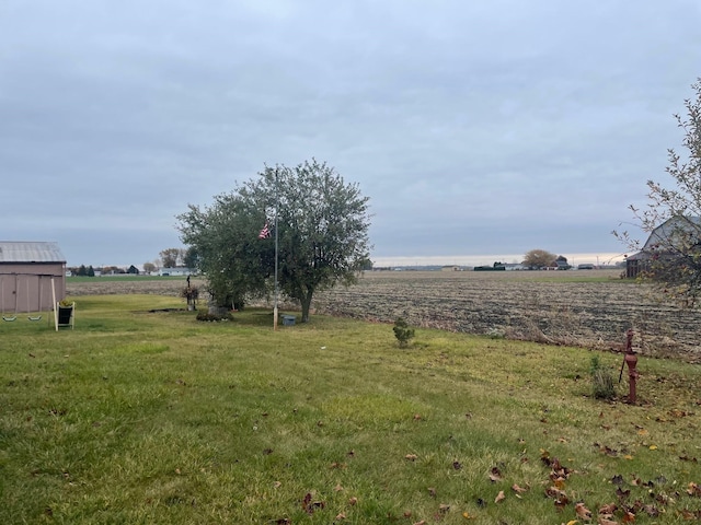 view of yard featuring a rural view