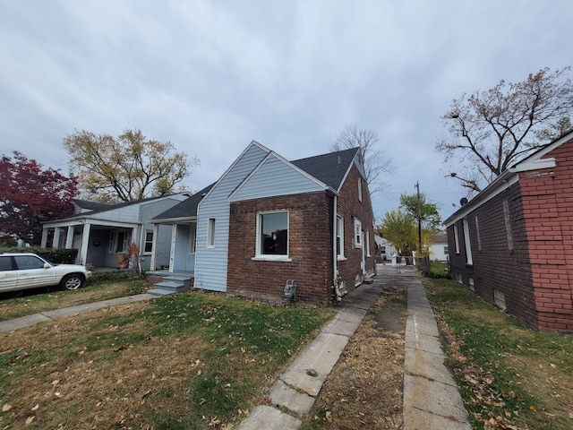 bungalow featuring a front lawn