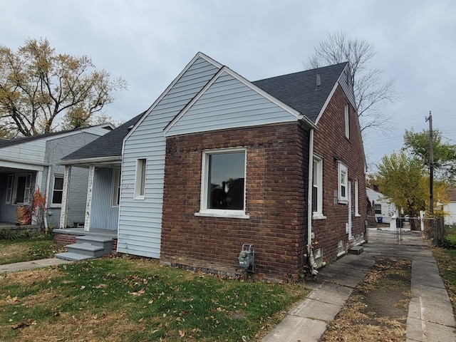 view of front of home featuring a front lawn