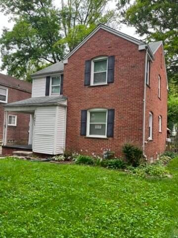 back of house featuring a lawn