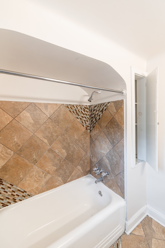 bathroom with tiled shower / bath