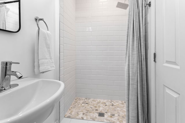 bathroom featuring curtained shower and sink