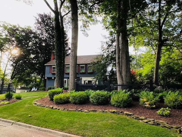 colonial home featuring a front lawn