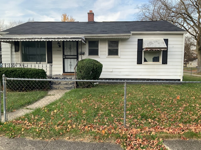 view of front of property with a front yard