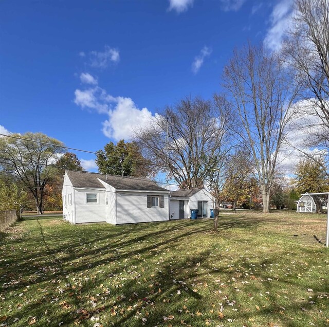 view of yard featuring a shed