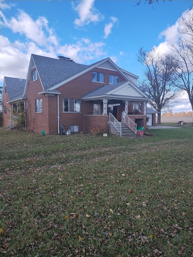 view of front facade with a front yard