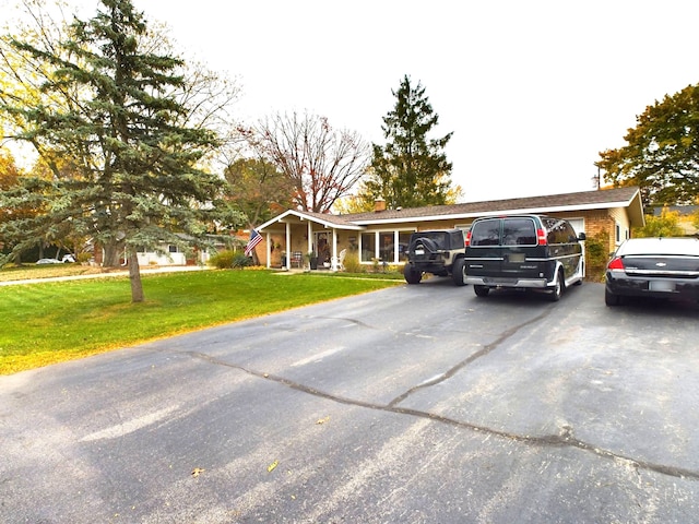 view of front facade with a front yard