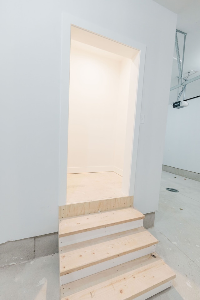 staircase featuring concrete floors