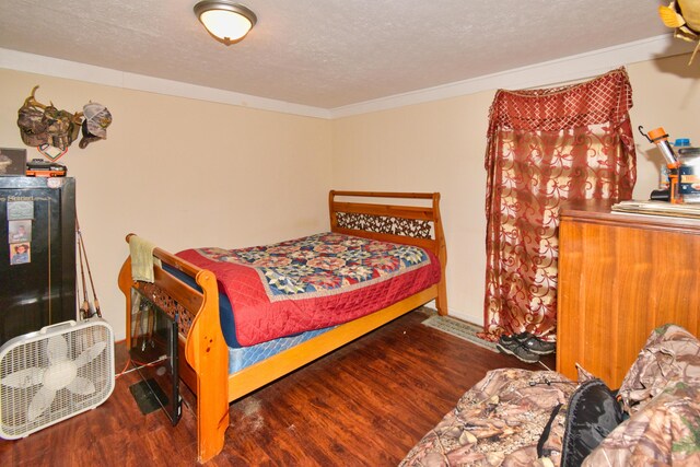221 N 6th St, Niles, MI 49120 - bedroom featuring wood finished floors, a textured ceiling, and ornamental molding