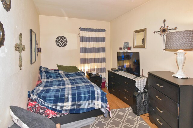 221 N 6th St, Niles, MI 49120 - bedroom featuring light wood-style floors