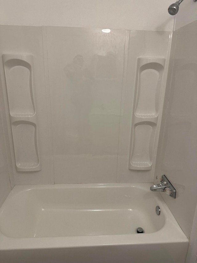 bathroom with tub / shower combination