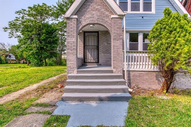 entrance to property featuring a yard