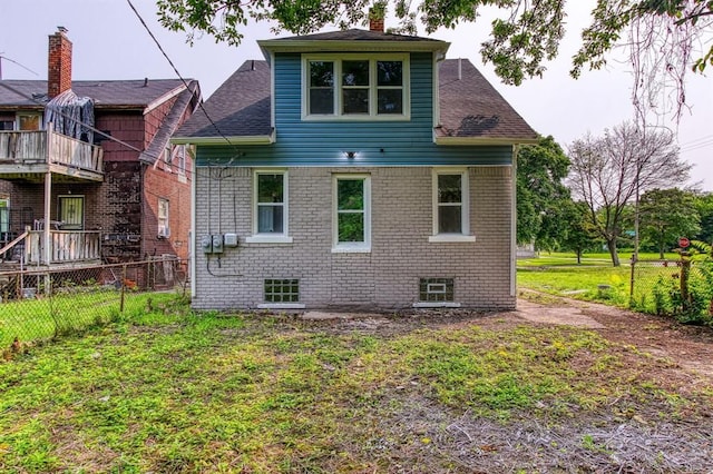 back of house featuring a lawn