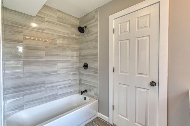 bathroom with tiled shower / bath