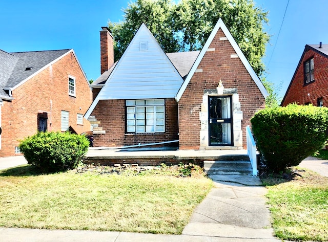 view of front of home featuring a front lawn