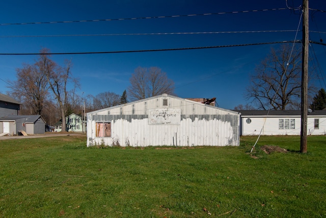 view of outdoor structure with a yard