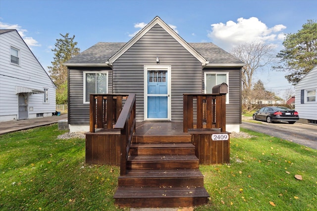 bungalow-style house with a front yard