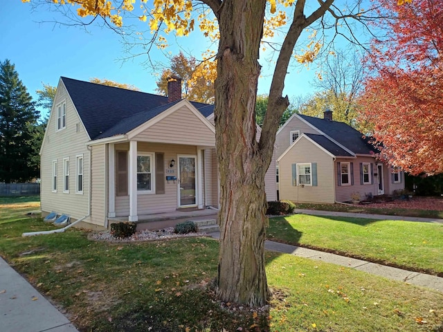 bungalow-style home featuring a front lawn