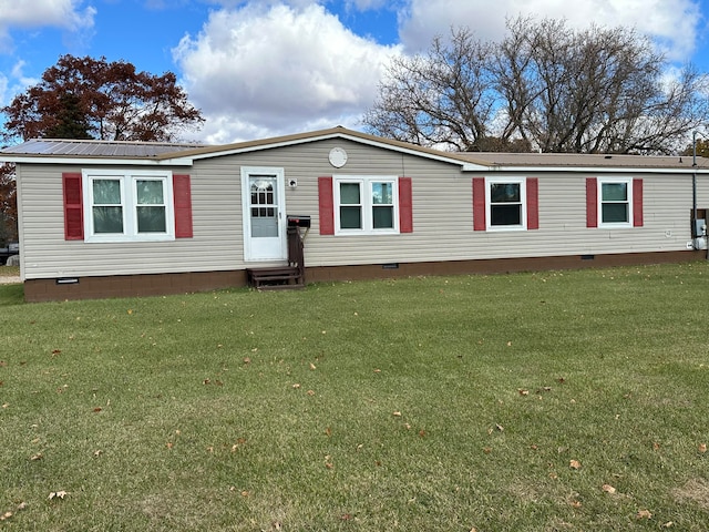 manufactured / mobile home featuring a front lawn