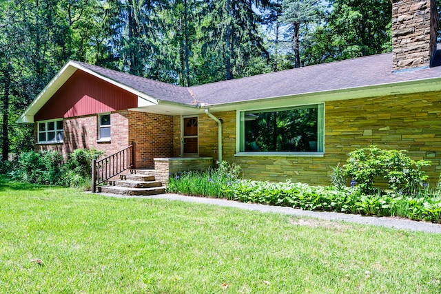 ranch-style house featuring a front yard