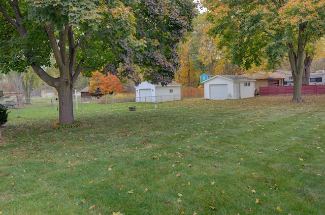 view of yard featuring an outbuilding