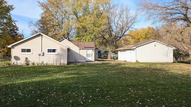 view of yard featuring an outdoor structure