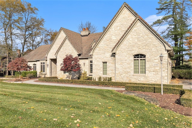 view of front of house with a front lawn