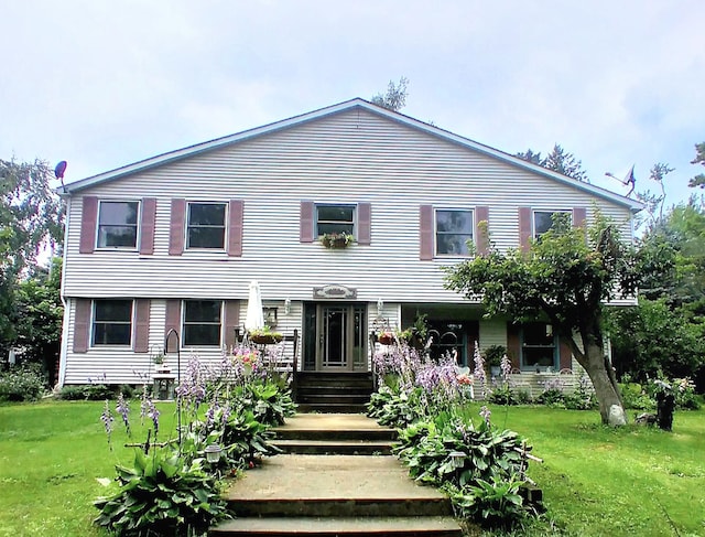view of front facade featuring a front lawn
