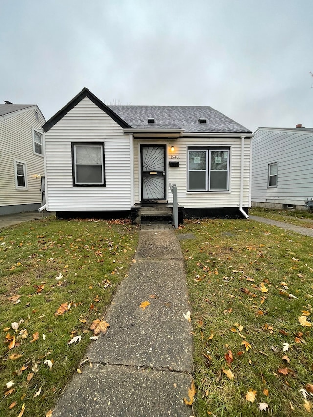 view of front facade featuring a front lawn