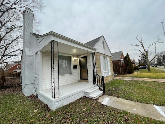 view of front of property with a front lawn