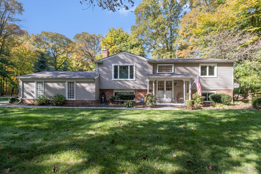 split foyer home with a front yard