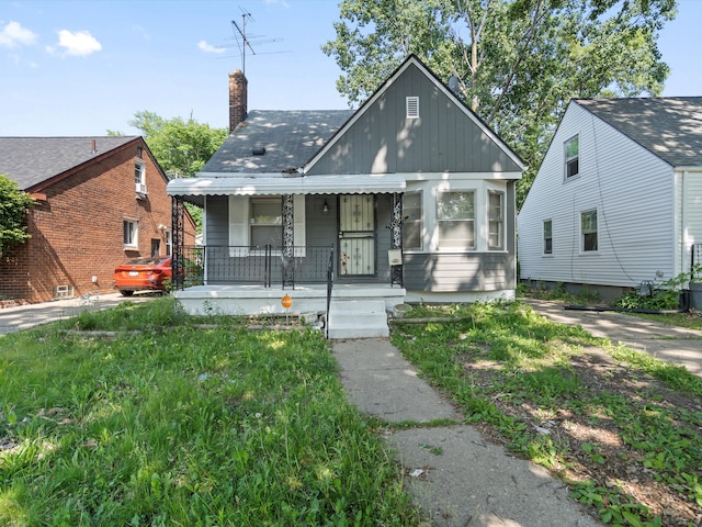 view of front facade with covered porch and a front yard