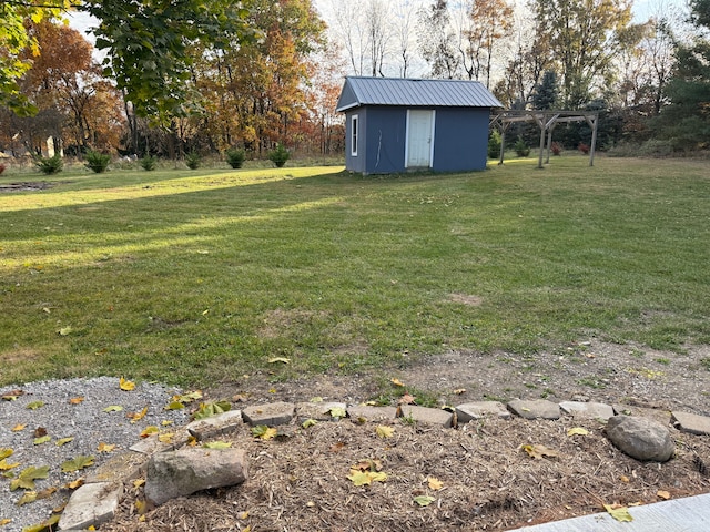 view of yard with a storage unit