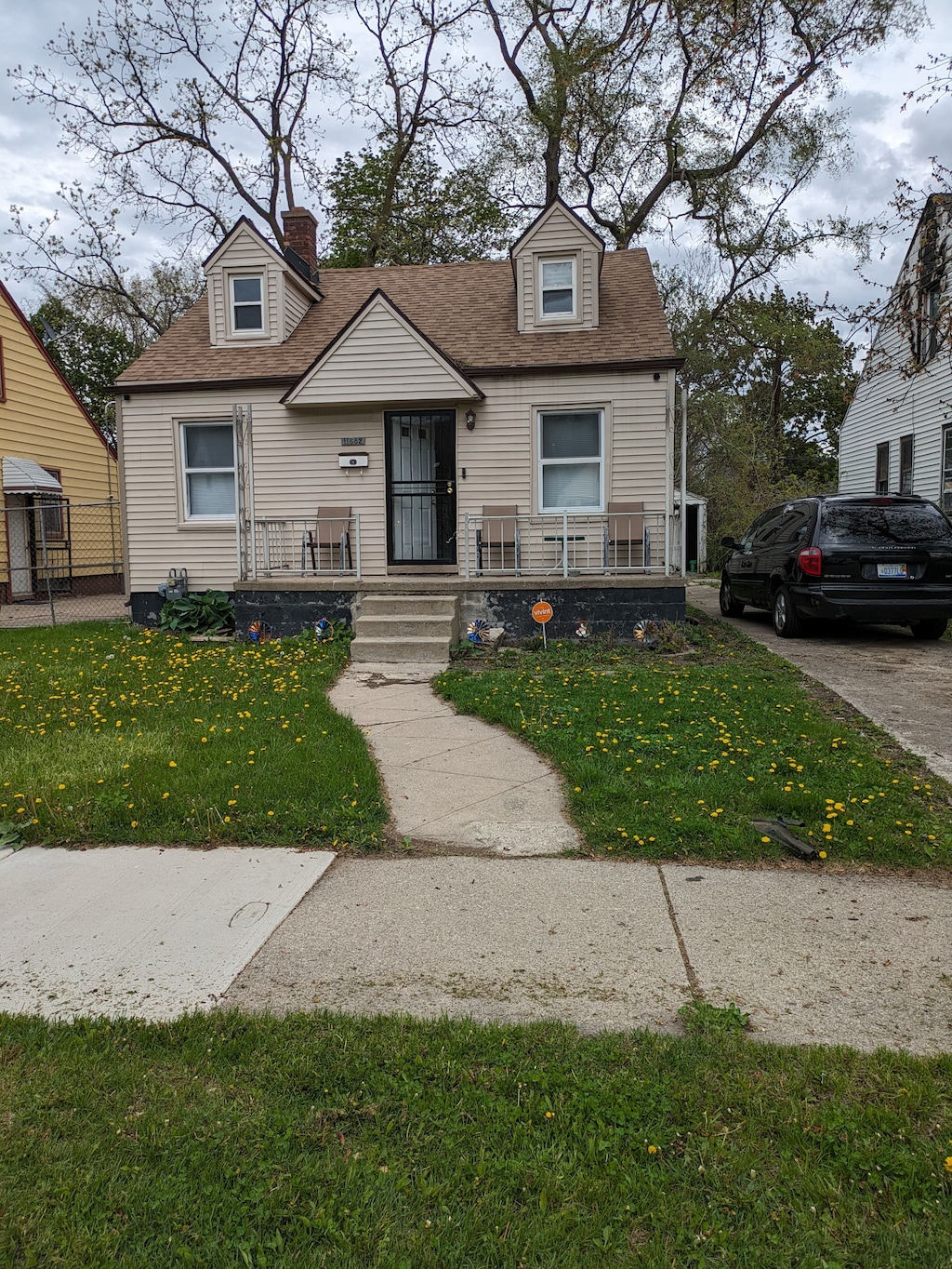 view of front of home with a front yard