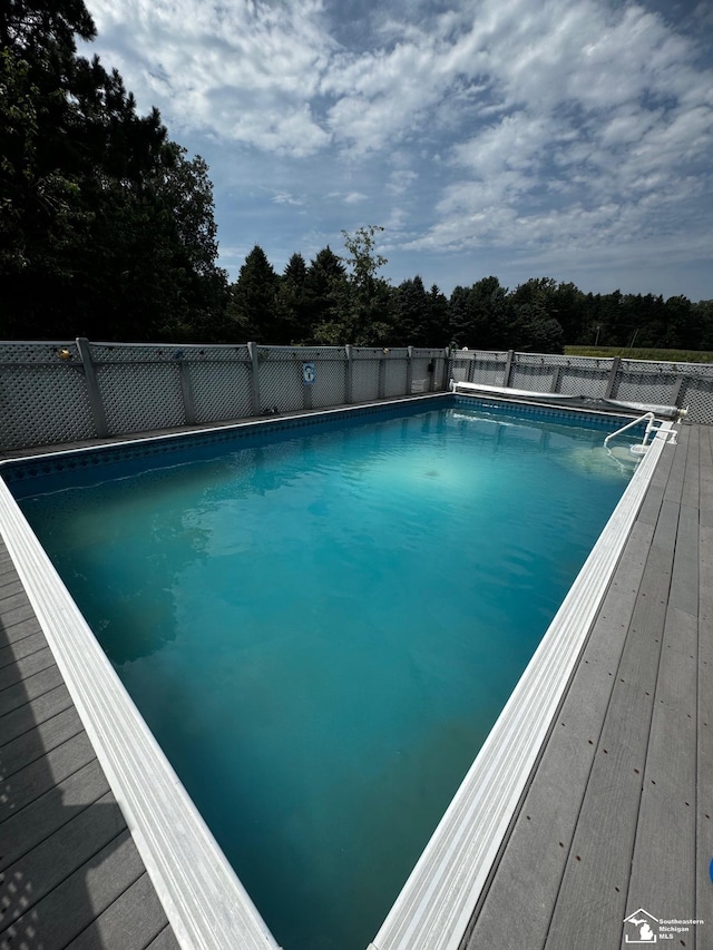 view of swimming pool