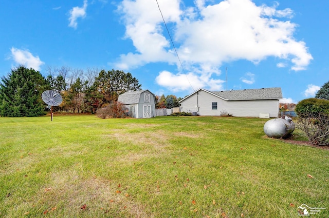 view of yard featuring a storage unit