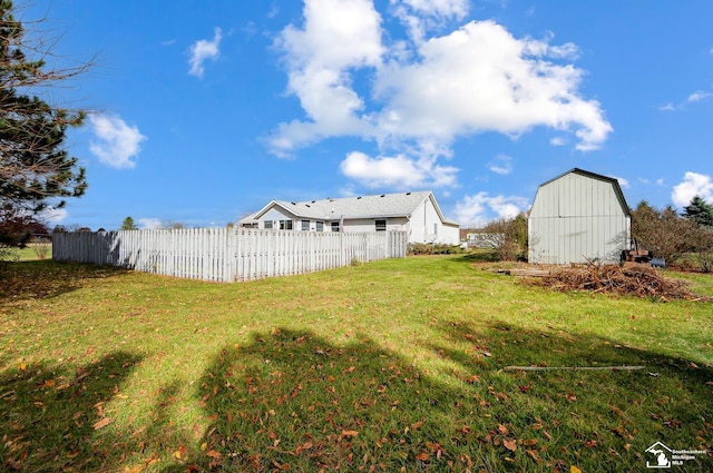 view of yard with a shed