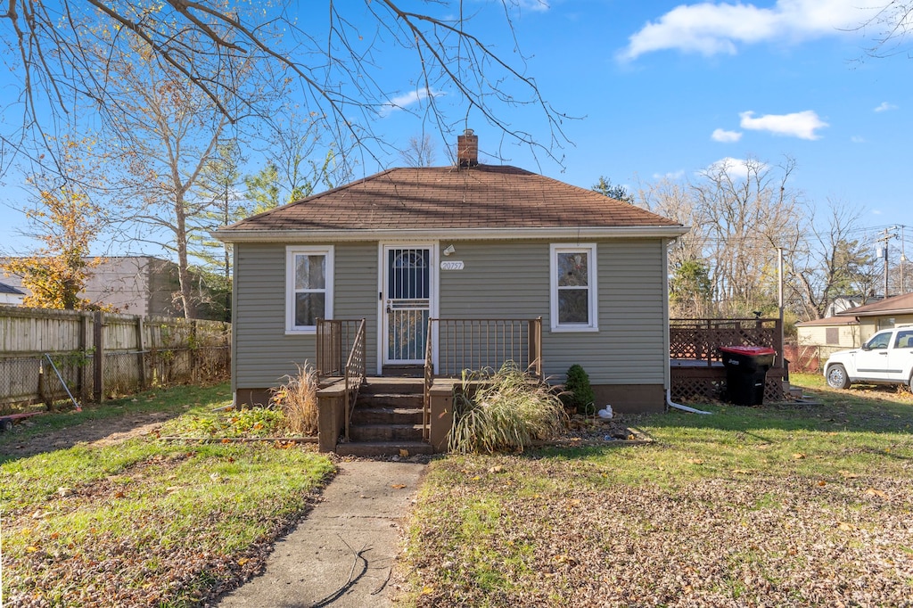 bungalow-style house featuring a front lawn