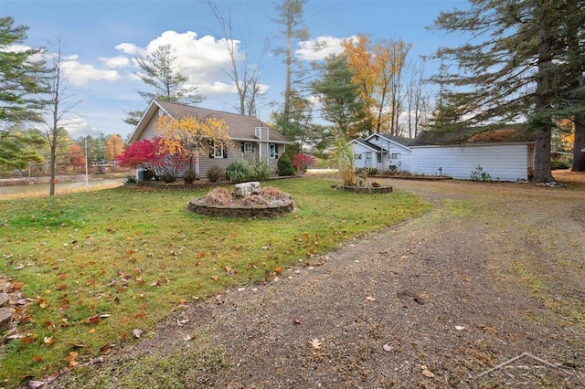 view of front of property featuring a front yard