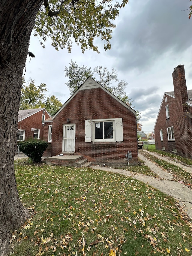 view of front of house featuring a front lawn