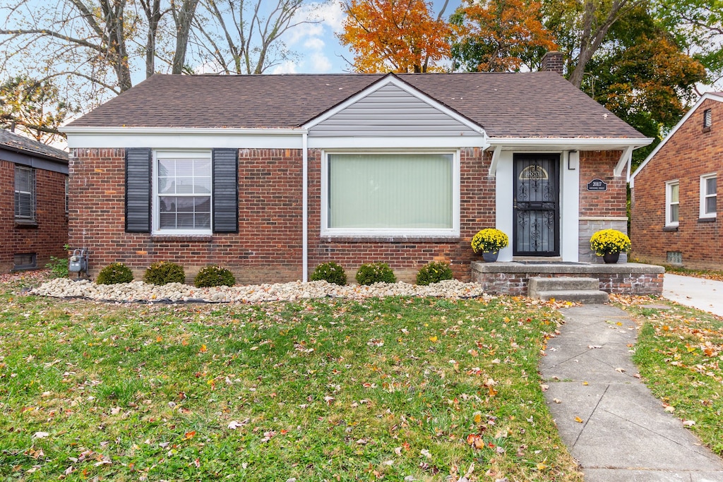 view of front of property featuring a front lawn