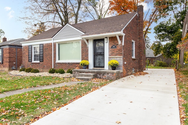 view of front of home featuring a front lawn