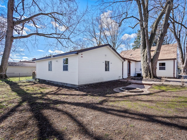 23096 Hawthorne St, Farmington, MI 48336 - view of side of home with fence