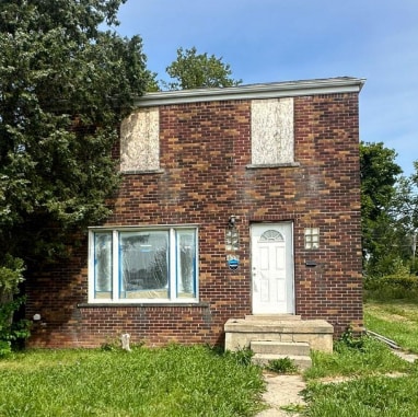 view of front facade with a front lawn