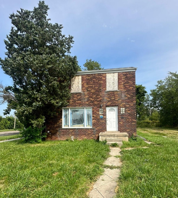 view of front facade featuring a front yard