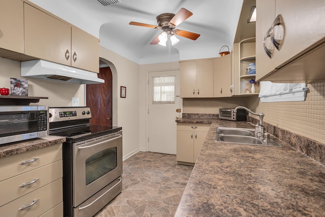 kitchen featuring tasteful backsplash, stainless steel appliances, ceiling fan, sink, and cream cabinetry