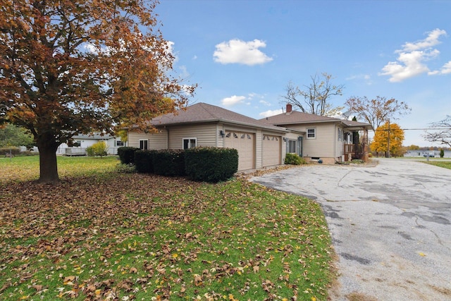 view of front of property featuring a front yard and a garage